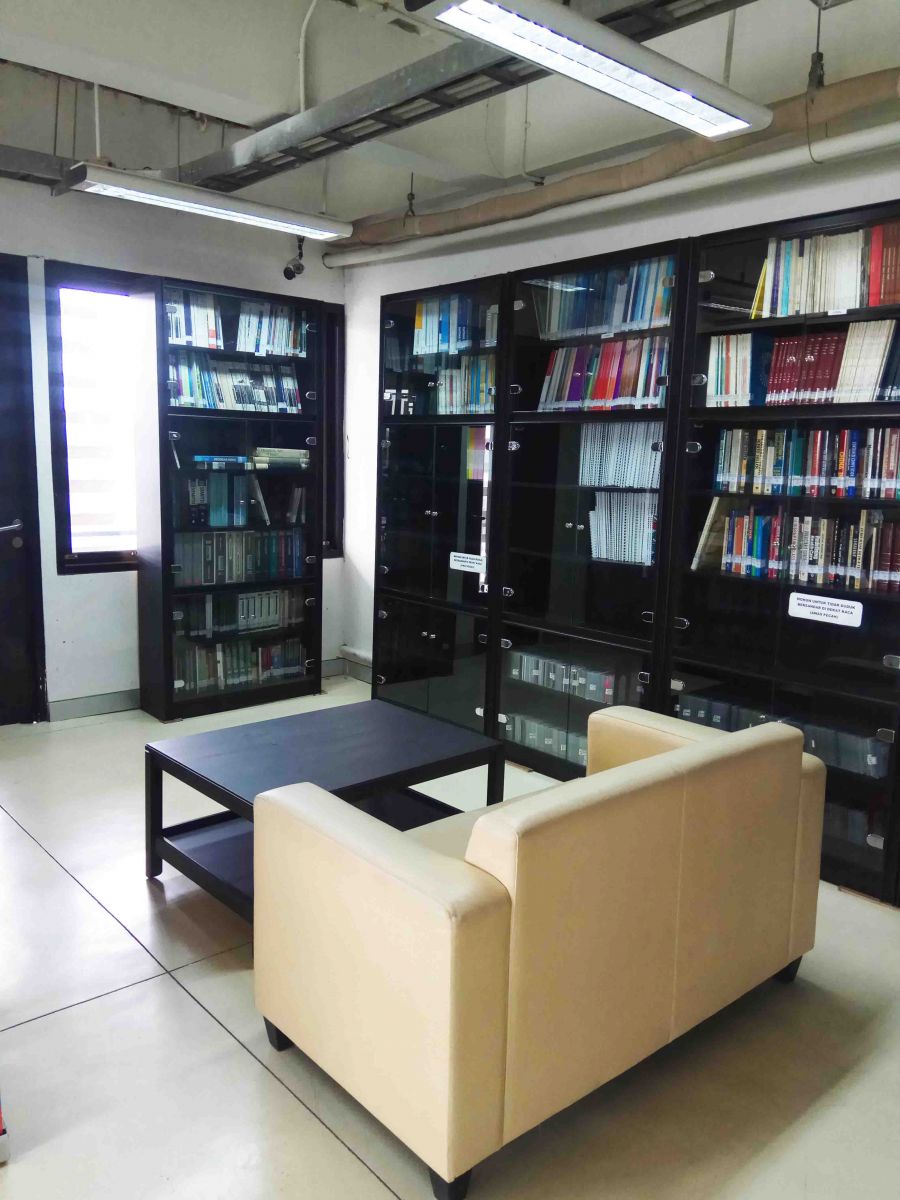  Ruang  Baca  Perpustakaan Universitas Pembangunan Jaya